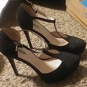 Black pumps